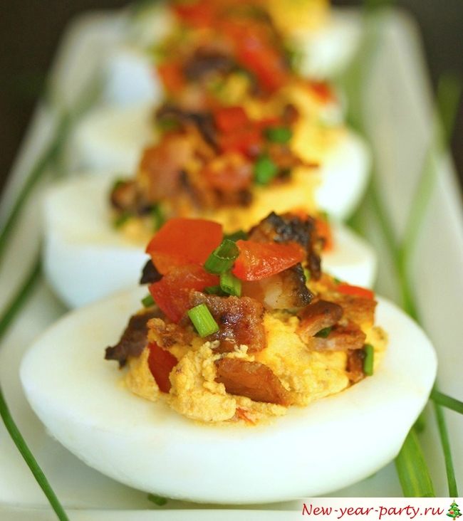 Фаршированные яйца с помидорами и беконом фото-рецепт