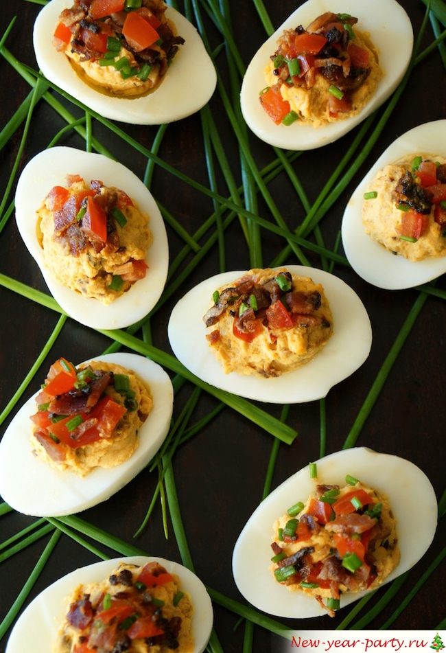 Фаршированные яйца с помидорами и беконом фото-рецепт