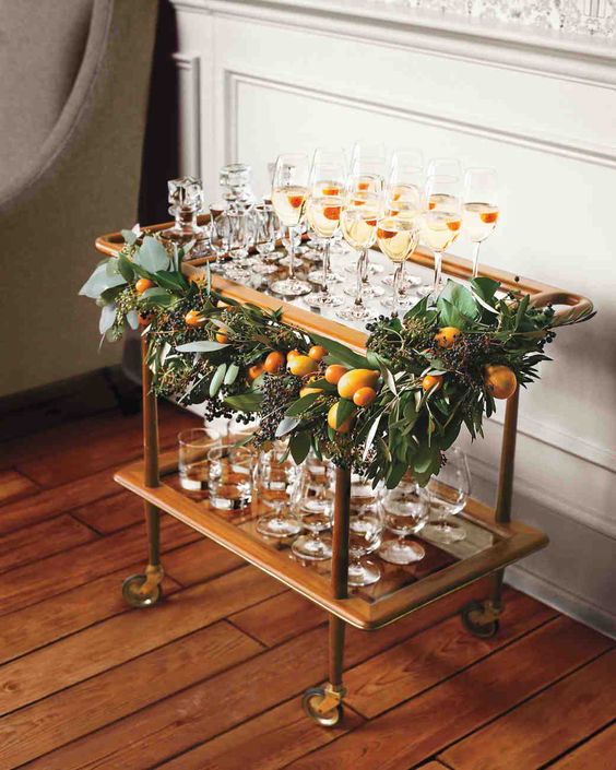 сервировочный столик с мандаринами