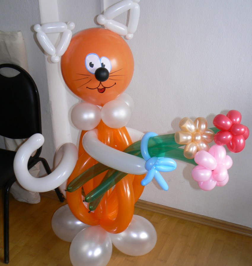 Кот из шаров фото